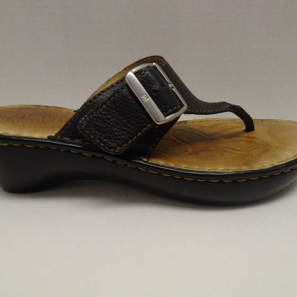 BORN Black flip flop thong adjustable Sandals 8